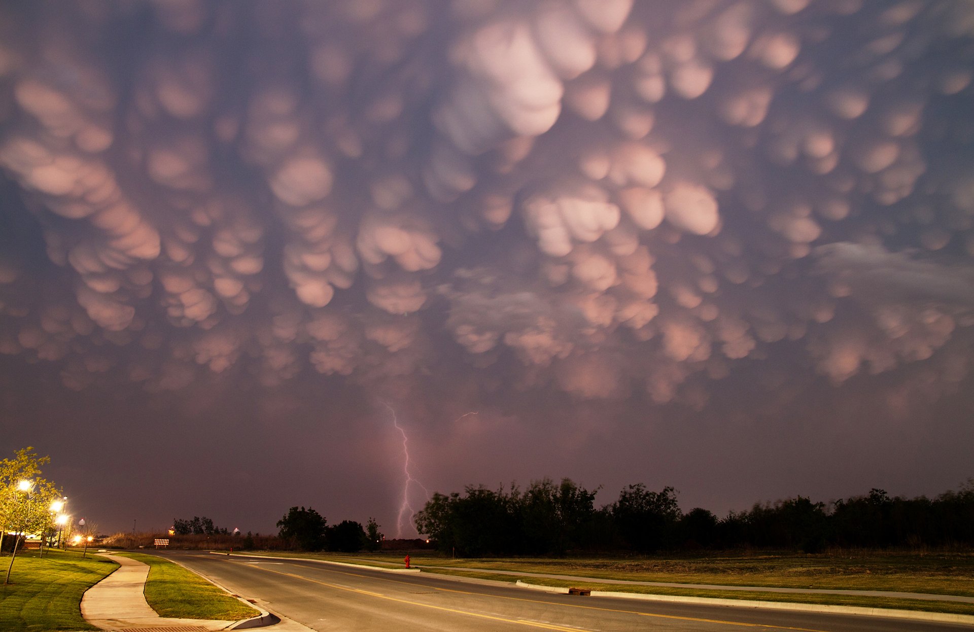 облака mammatus кучевые грозовые облака гроза перед штормом дорога вечер деревья дома молния