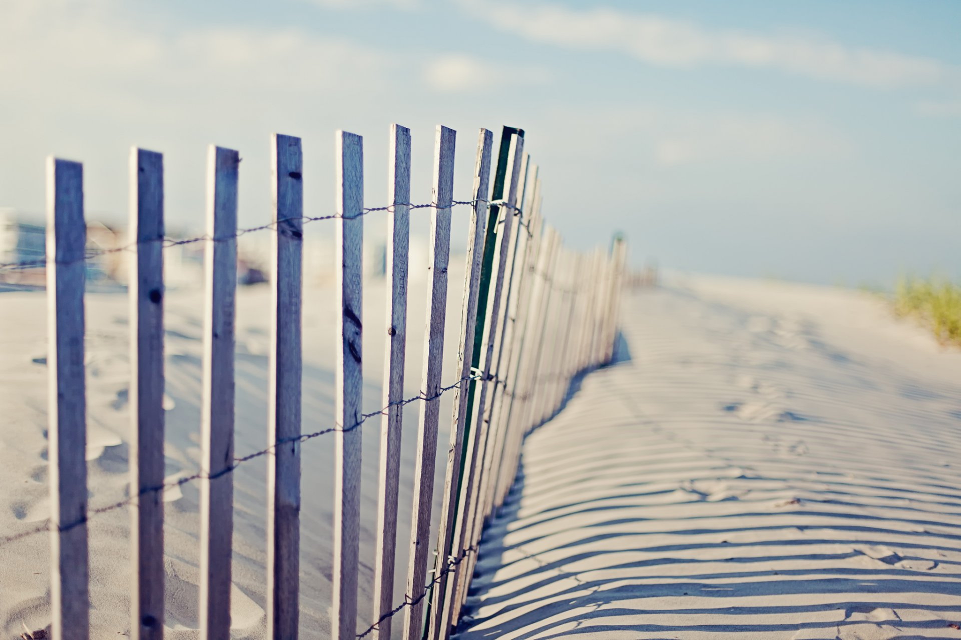 płot plaża ślady niebo