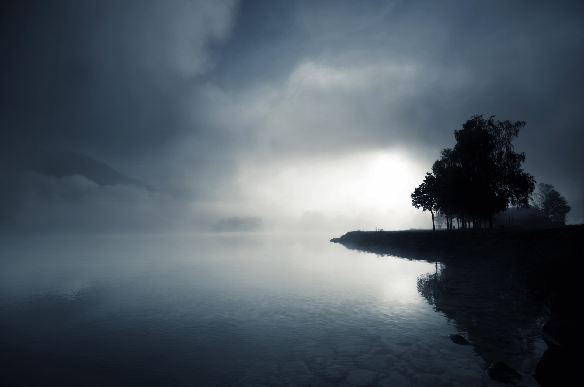 crépuscule lac eau arbres brouillard pierres collines noir et blanc