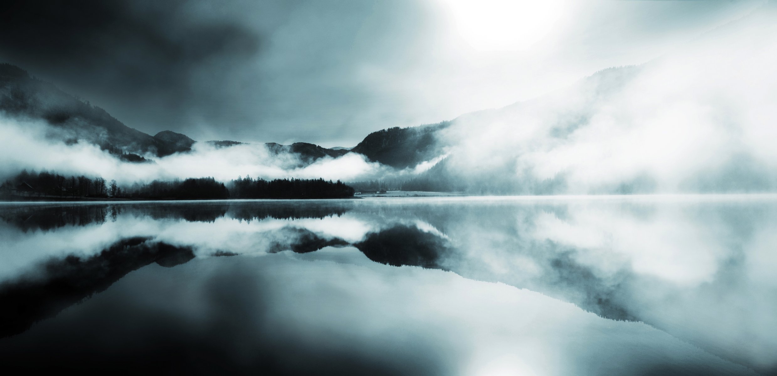 brouillard montagnes collines forêt conifères lac surface réflexion