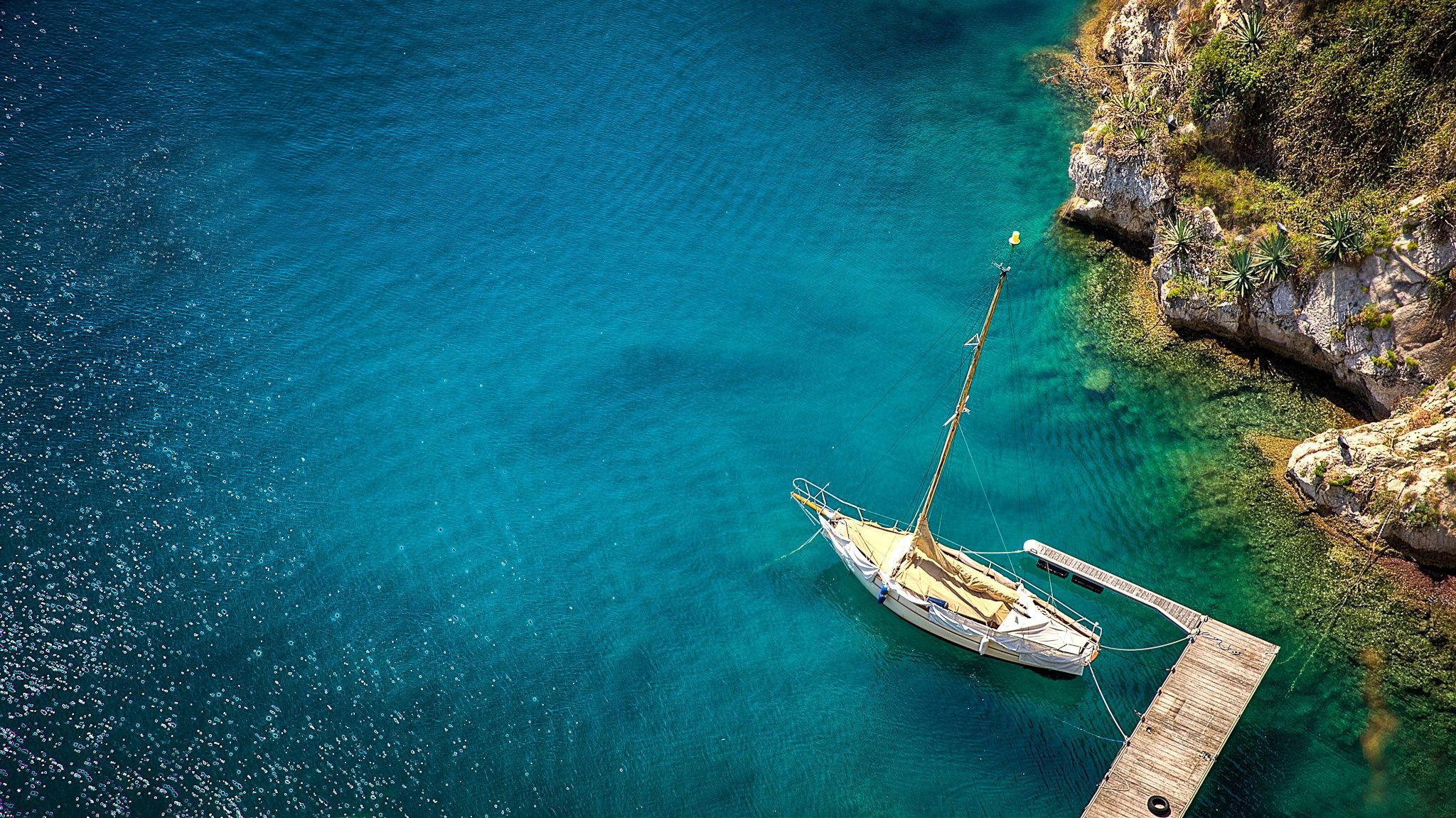 oceano laguna molo molo yacht barca albero superficie increspature