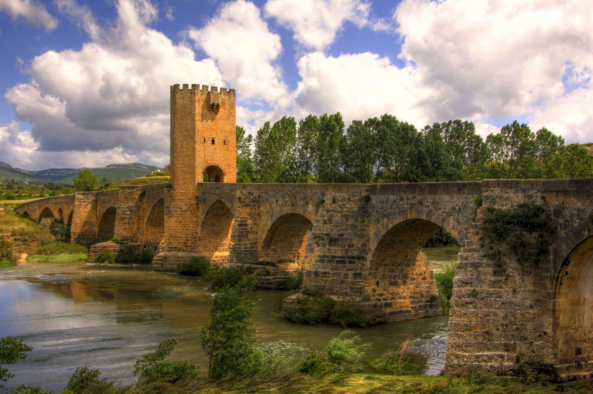 spagna frias ponte alberi fiume blu cielo nuvole paesaggio