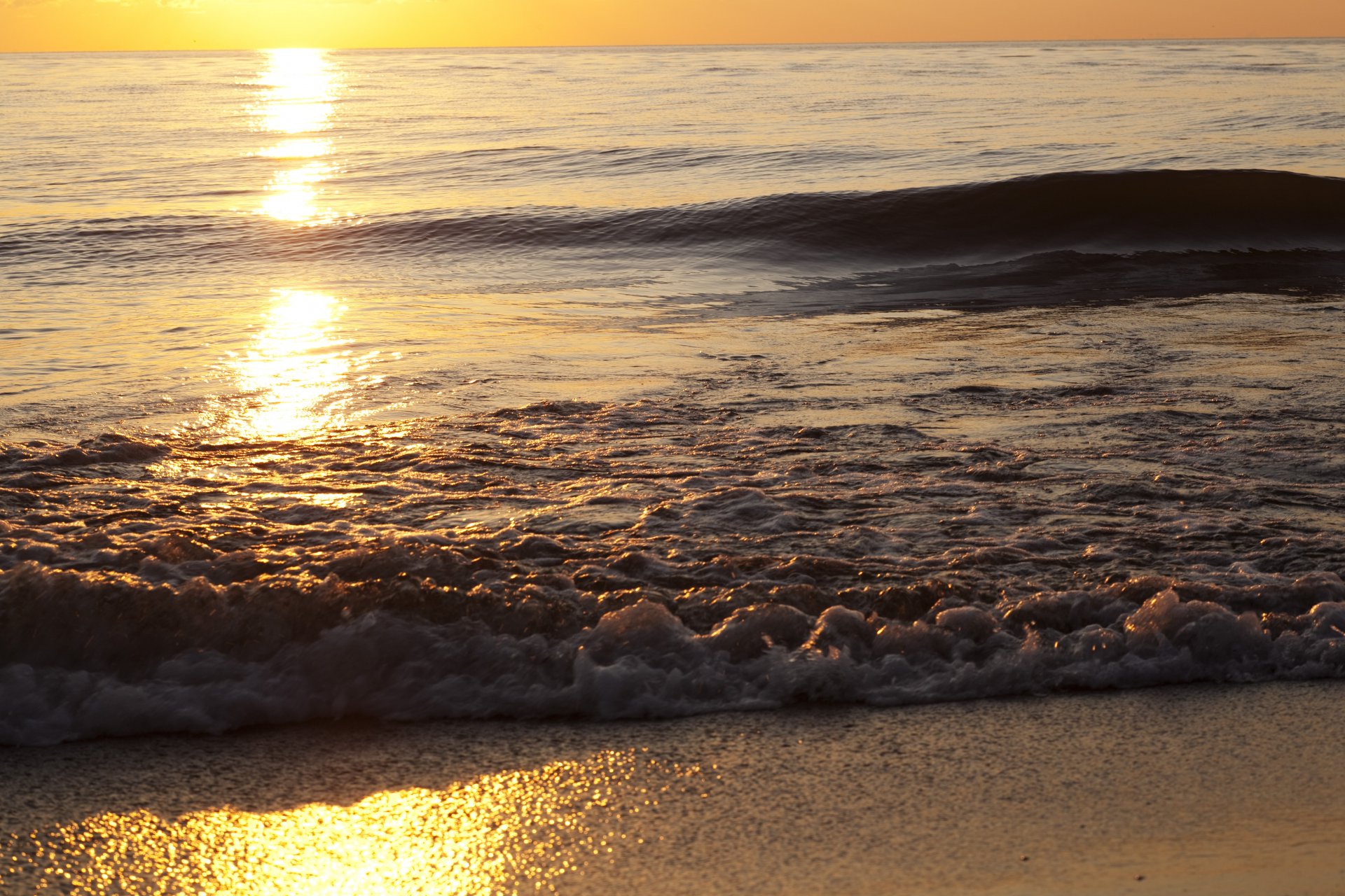 mer eau vagues vague côte sable plage lumière éclat éclat mousse éclaboussures horizon ciel coucher de soleil soleil soir nature