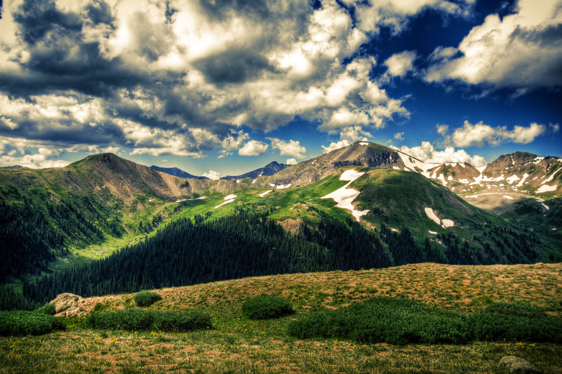 paysage nature montagnes ciel nuages arbres champ