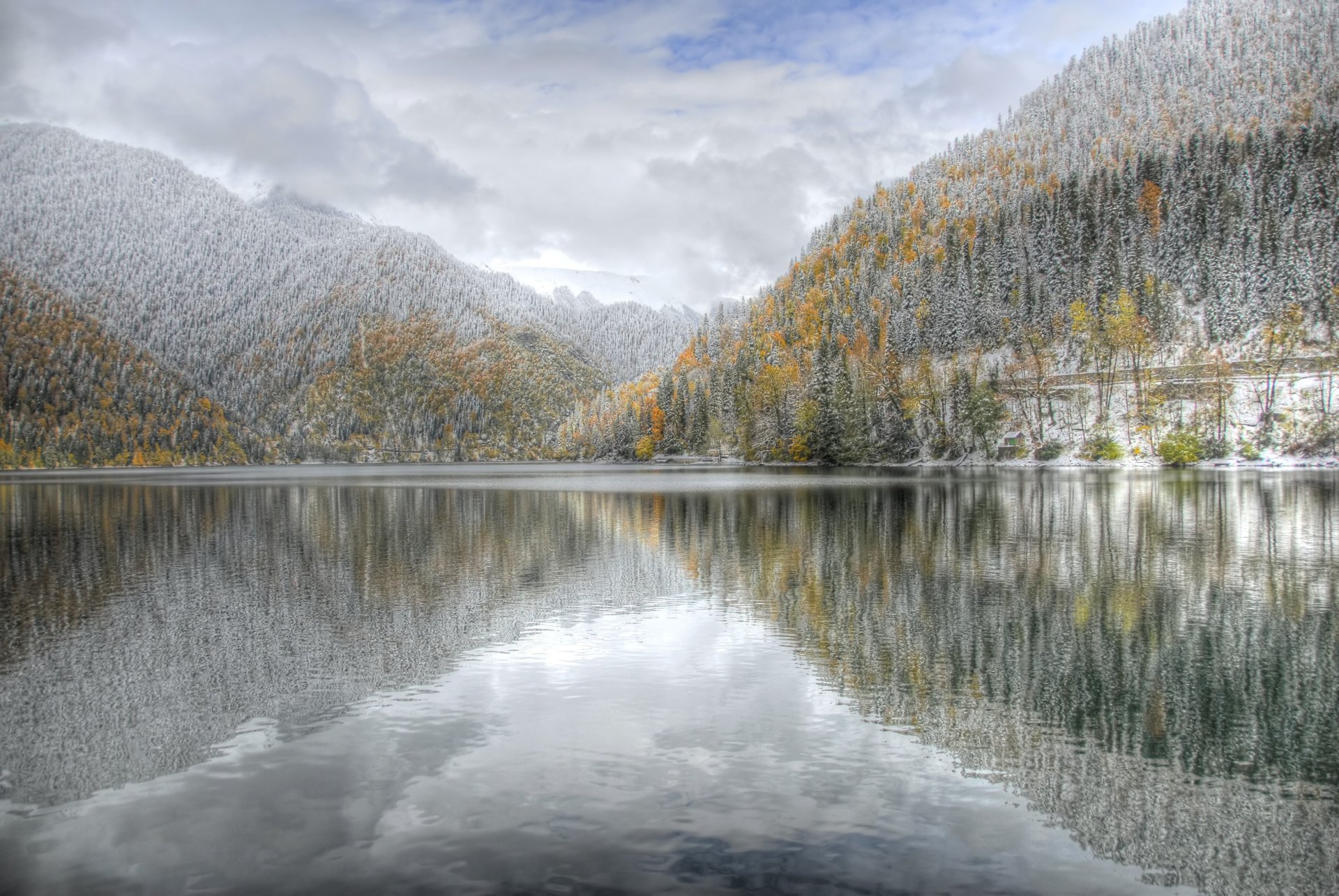 abjasia lago ritsa montañas invierno