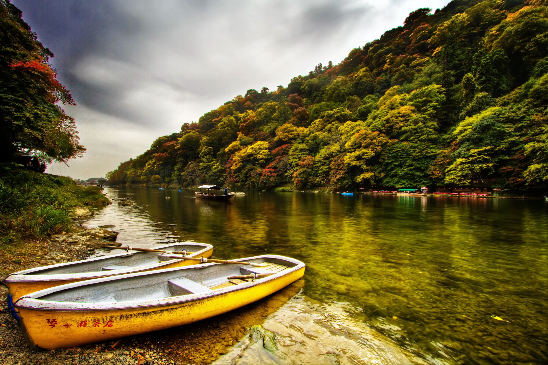 wald bäume grau himmel fluss boote zwei ufer