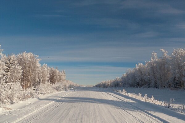 Route enneigée d hiver dans la neige