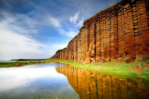 A wall with a stone as if specially built