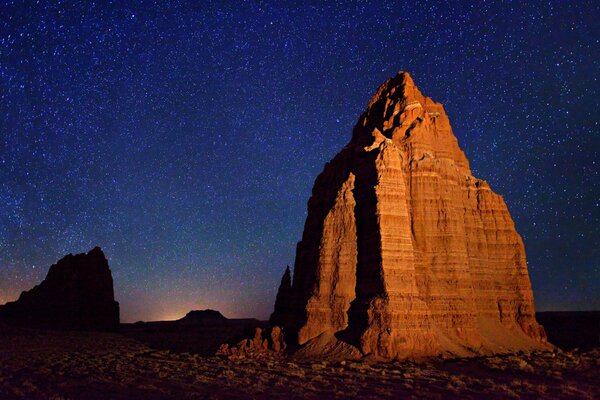 Rocce nel deserto al tramonto