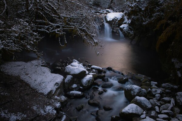 Wasserströme von aufgetautem Schnee