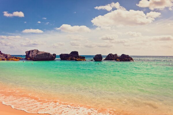 Paesaggio paradisiaco del mare e delle rocce