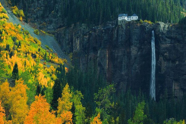 Cascade de montagne. Maison sur les rochers