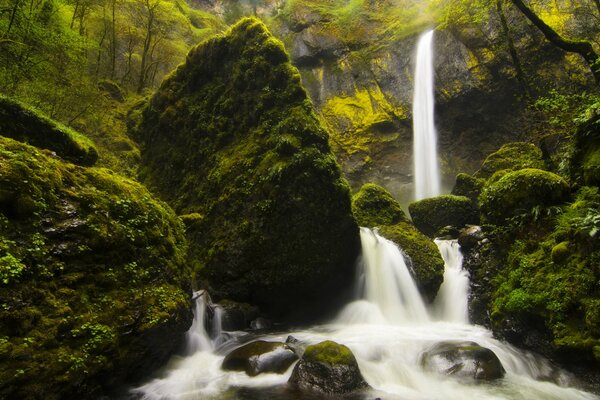 Bella cascata tra le montagne