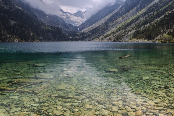 Lago transparente directamente todo es visible desde el interior en el agua