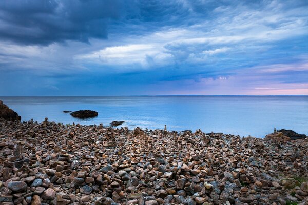 Spiaggia di pietra sulla costa in Svezia