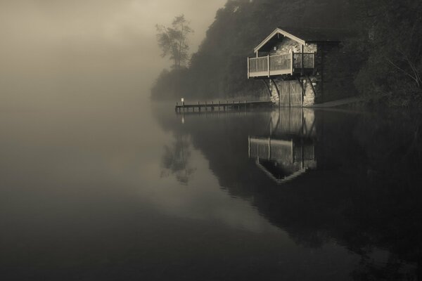 Casa en la orilla en la niebla