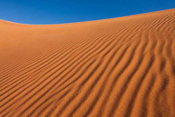 Sable et ciel. désert et ciel bleu