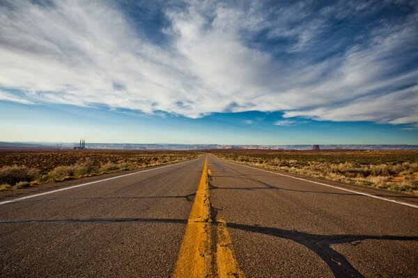 Longue route. Ciel nuageux