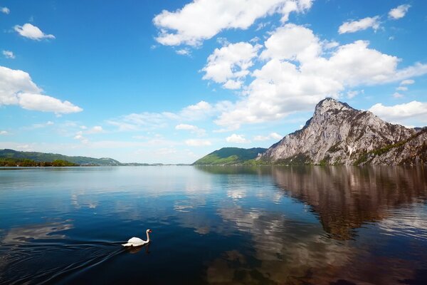 Красивая фотография гор и реки