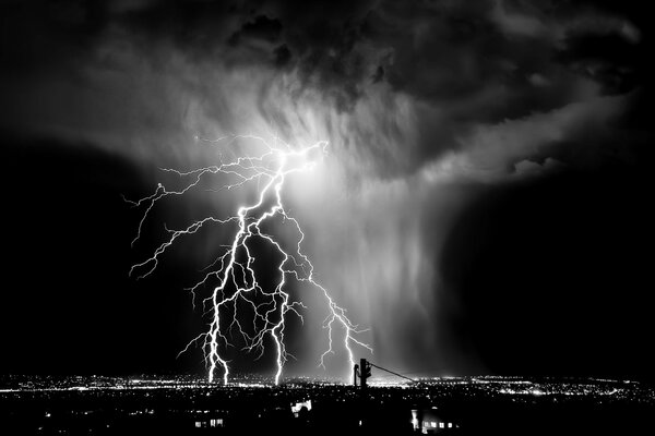 Photo noir et blanc du ciel avec la foudre