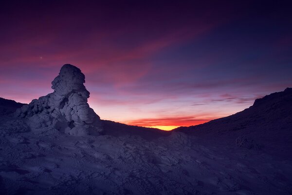 Roches grises, coucher de soleil écarlate