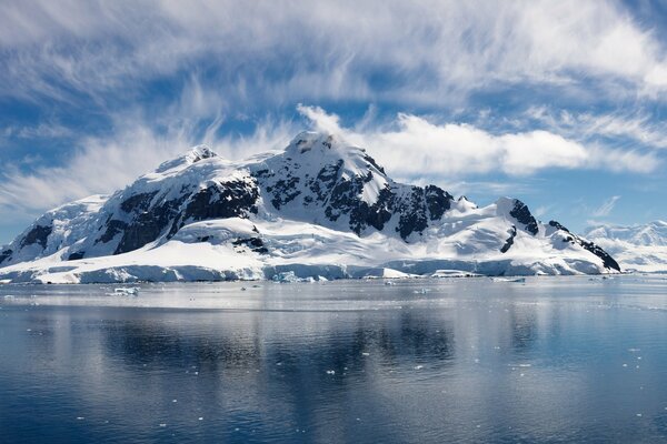 Schneebedeckte Berge mitten im Meer