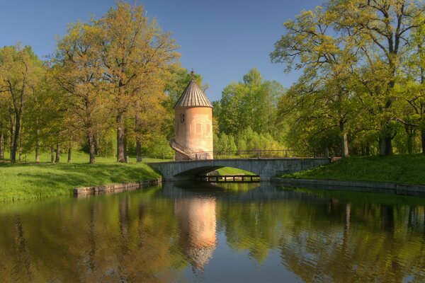 Reflexion einer Brücke mit einem Turm im Teich