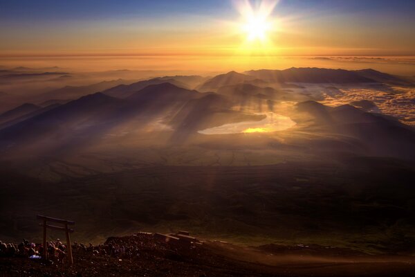 Il sole arancione brilla attraverso l aria trasparente