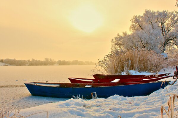 Schnee auf Booten im Winter