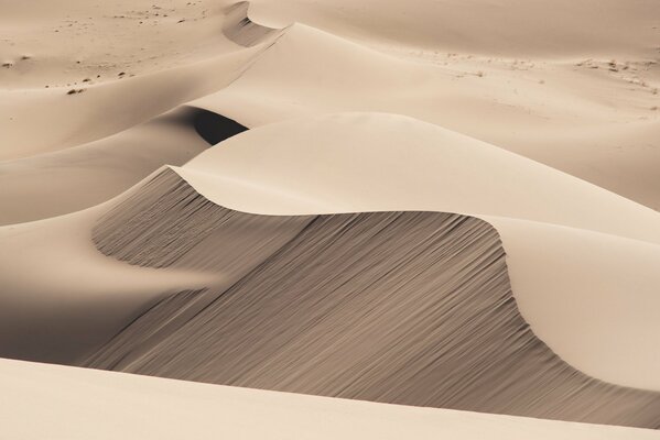 Dune infinite nel deserto beige