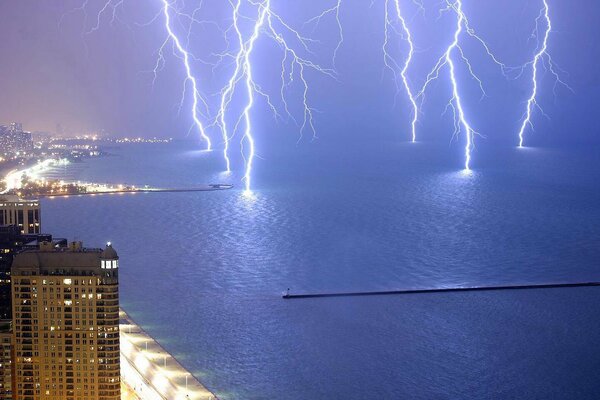 Fulmine dello Stato del Michigan sul lago