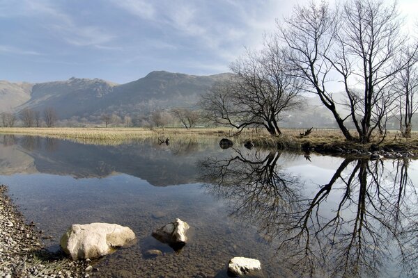 Paesaggio primaverile del Lago di montagna