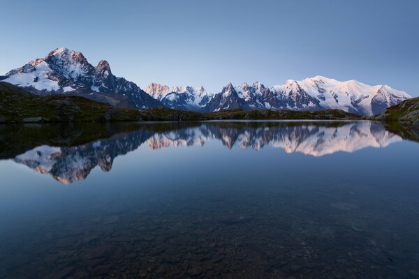 Torreggianti montagne del Lago sull acqua calma