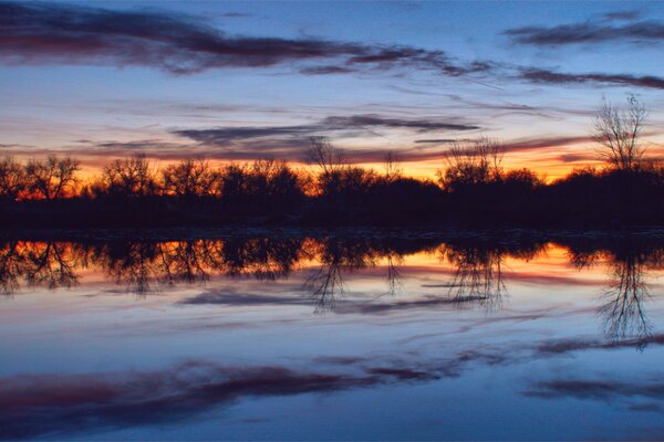 Hermosa foto del río en el fondo de pantalla