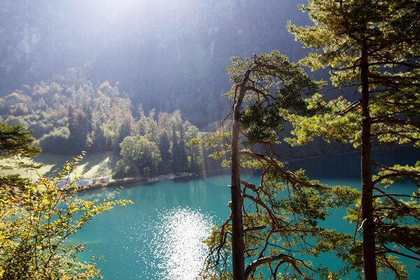 Reflexion der Sonnenstrahlen in einem türkisfarbenen Bergsee