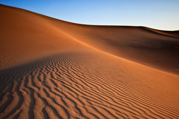 Il deserto sconfinato colpisce con il potere