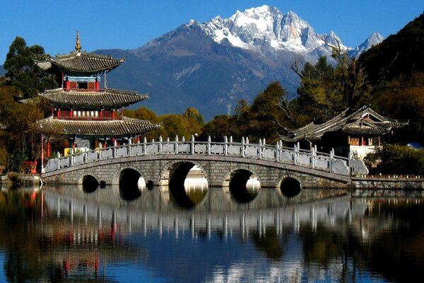 Chinesische Brücke auf Flusshintergrund. China und Blick auf die Berge