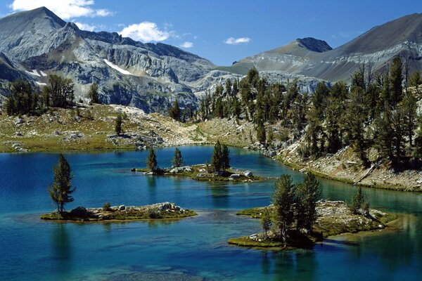 Rocas montañas y picos junto al río