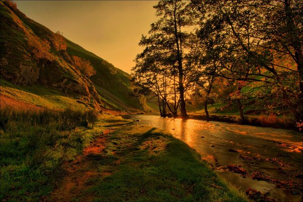 Un tranquilo río de montaña en el bosque de otoño