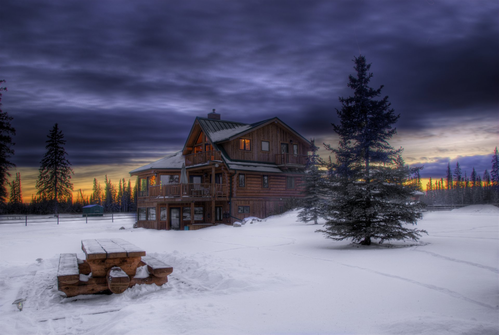 invierno nieve tarde anochecer puesta de sol bosque cielo nubes árboles árboles de navidad madera casa mesa