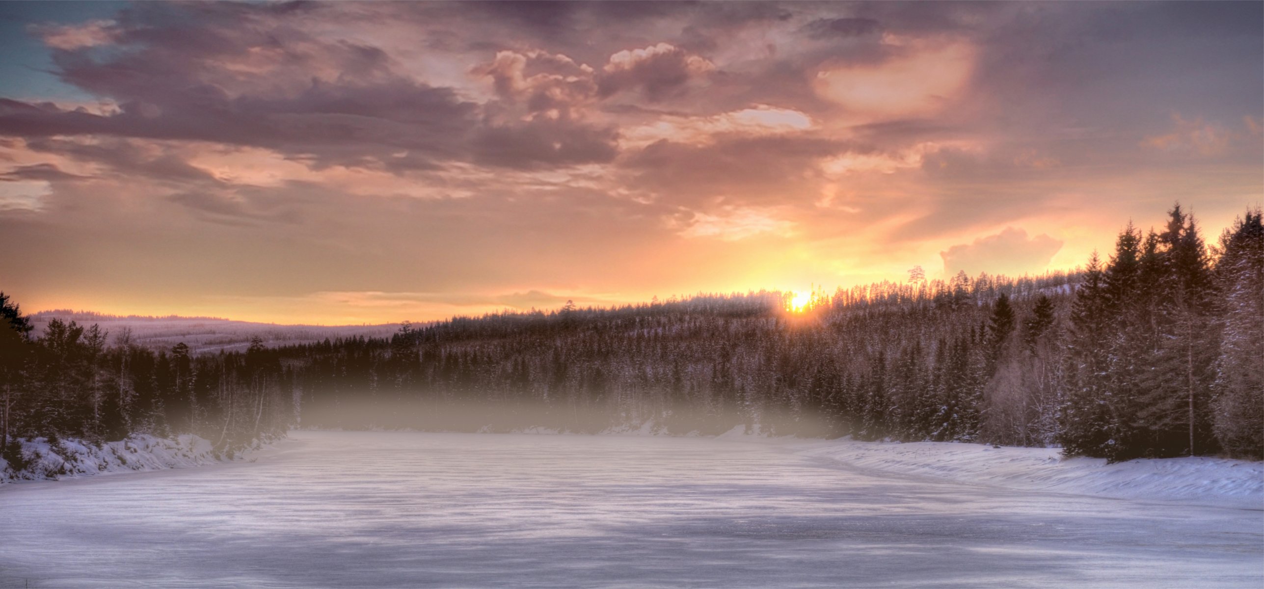 soir orange coucher de soleil soleil ciel nuages forêt arbres aiguilles arbres de noël hiver neige gelé rivière brouillard brume