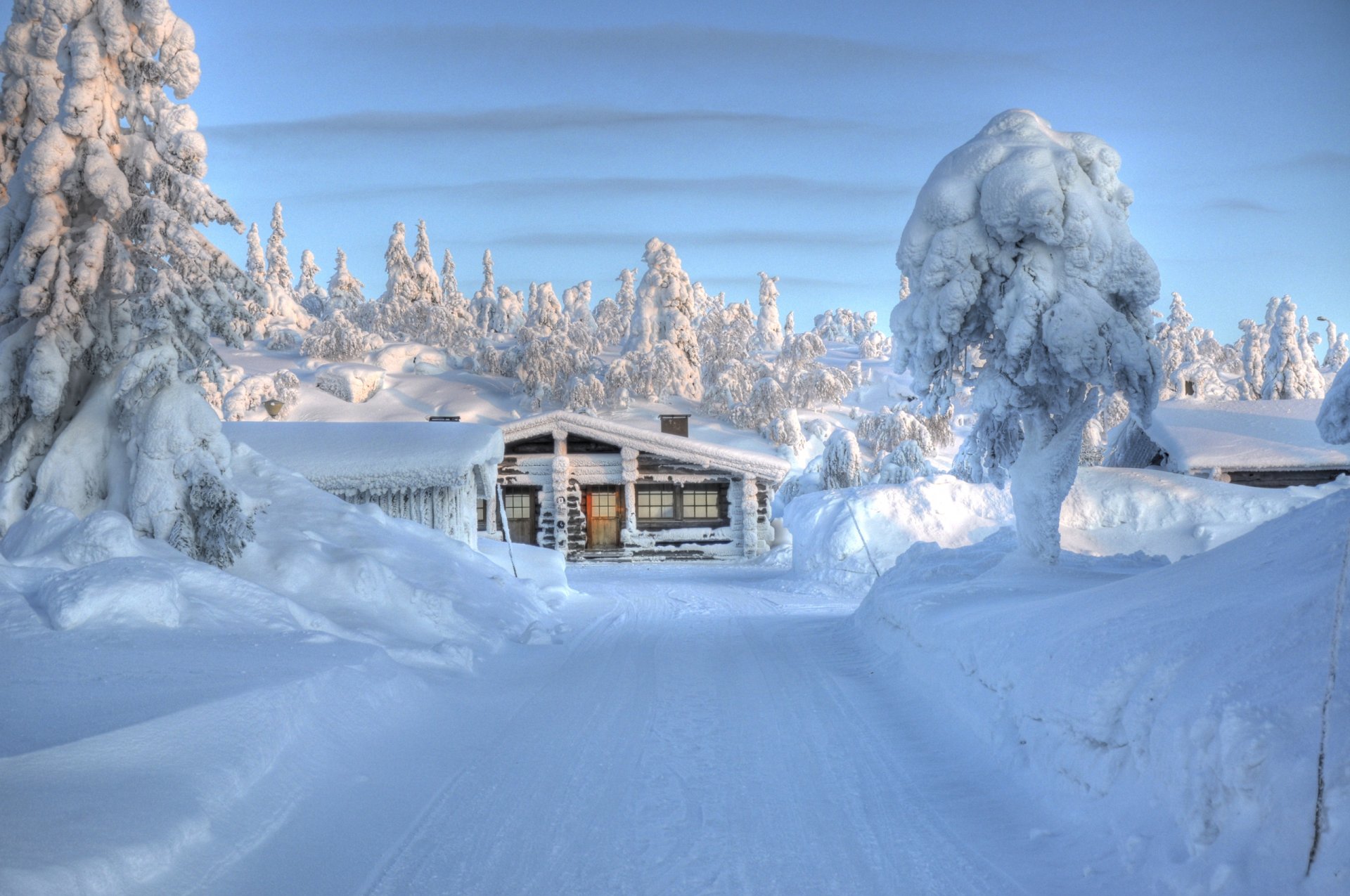 natura zima droga niebo finlandia domek