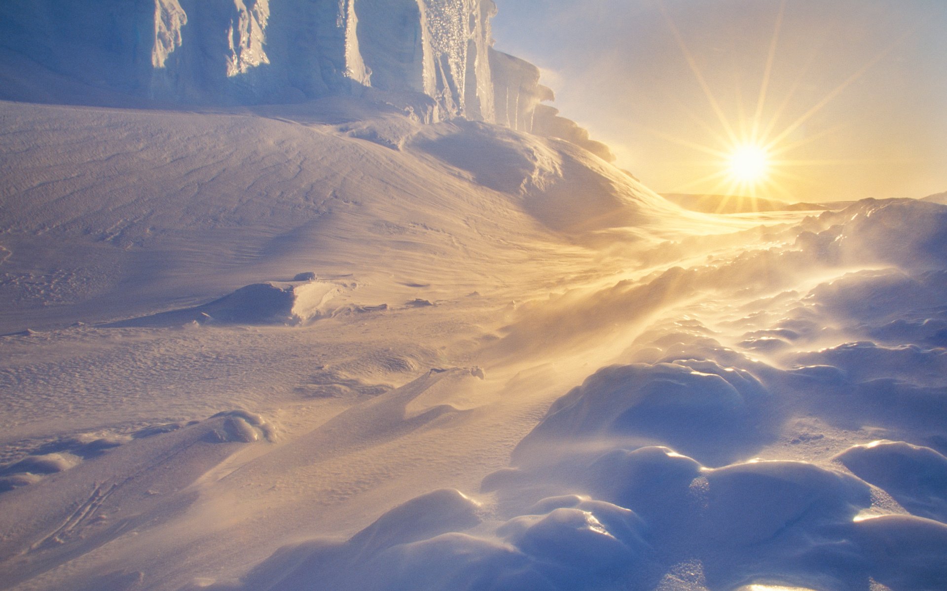 tempesta di neve antartide sole cielo dune neve