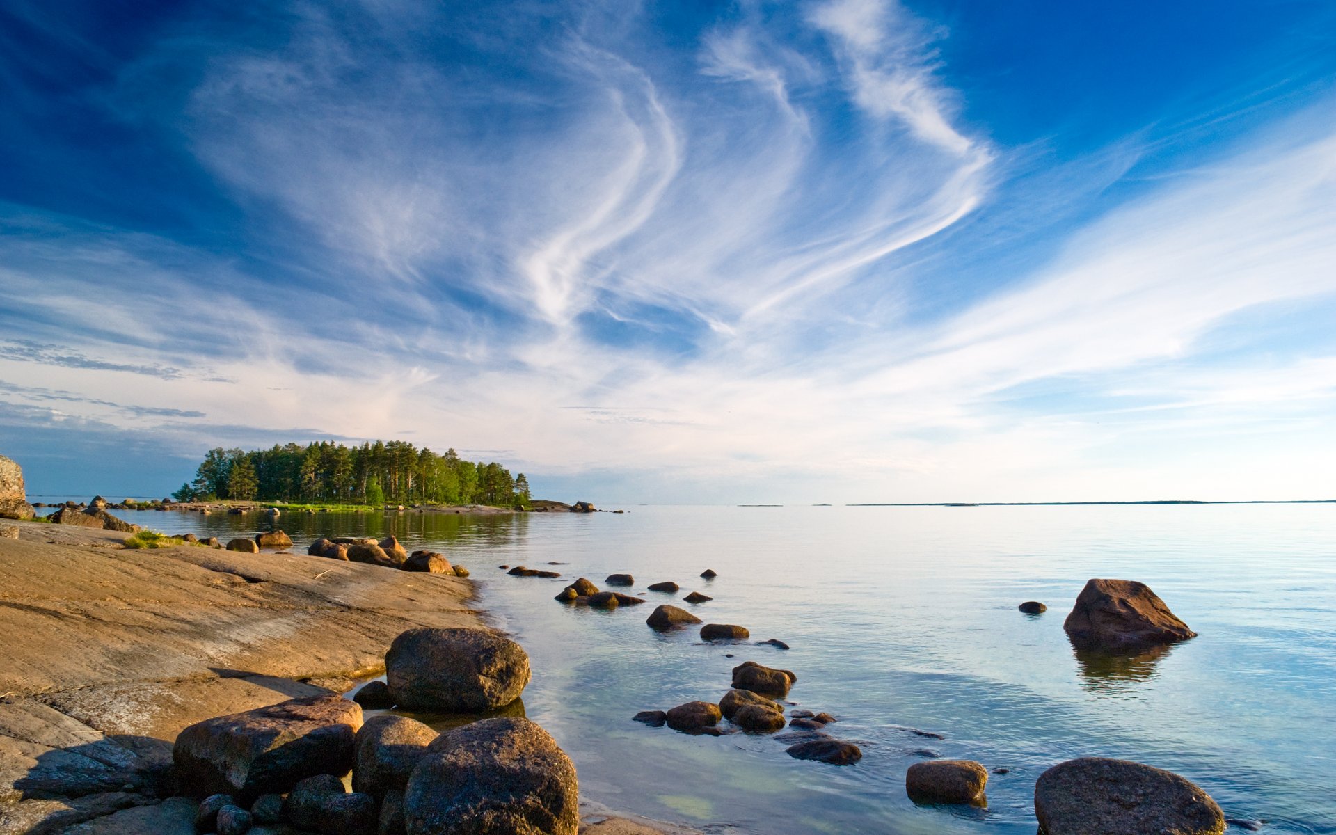 finlande île arbres côte pierres baie bleu ciel nuages