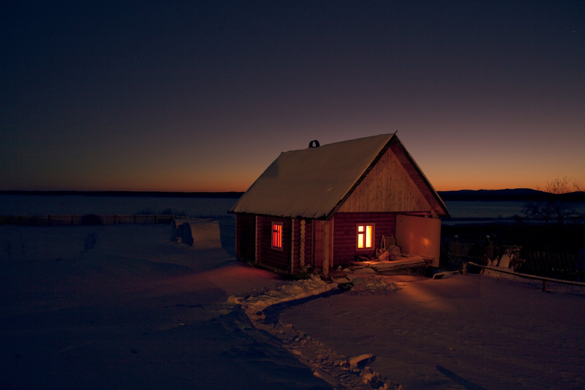 nature hiver maison bain sauna nuit neige obscurité champ sentier lumière dans la fenêtre russie gel fond d écran