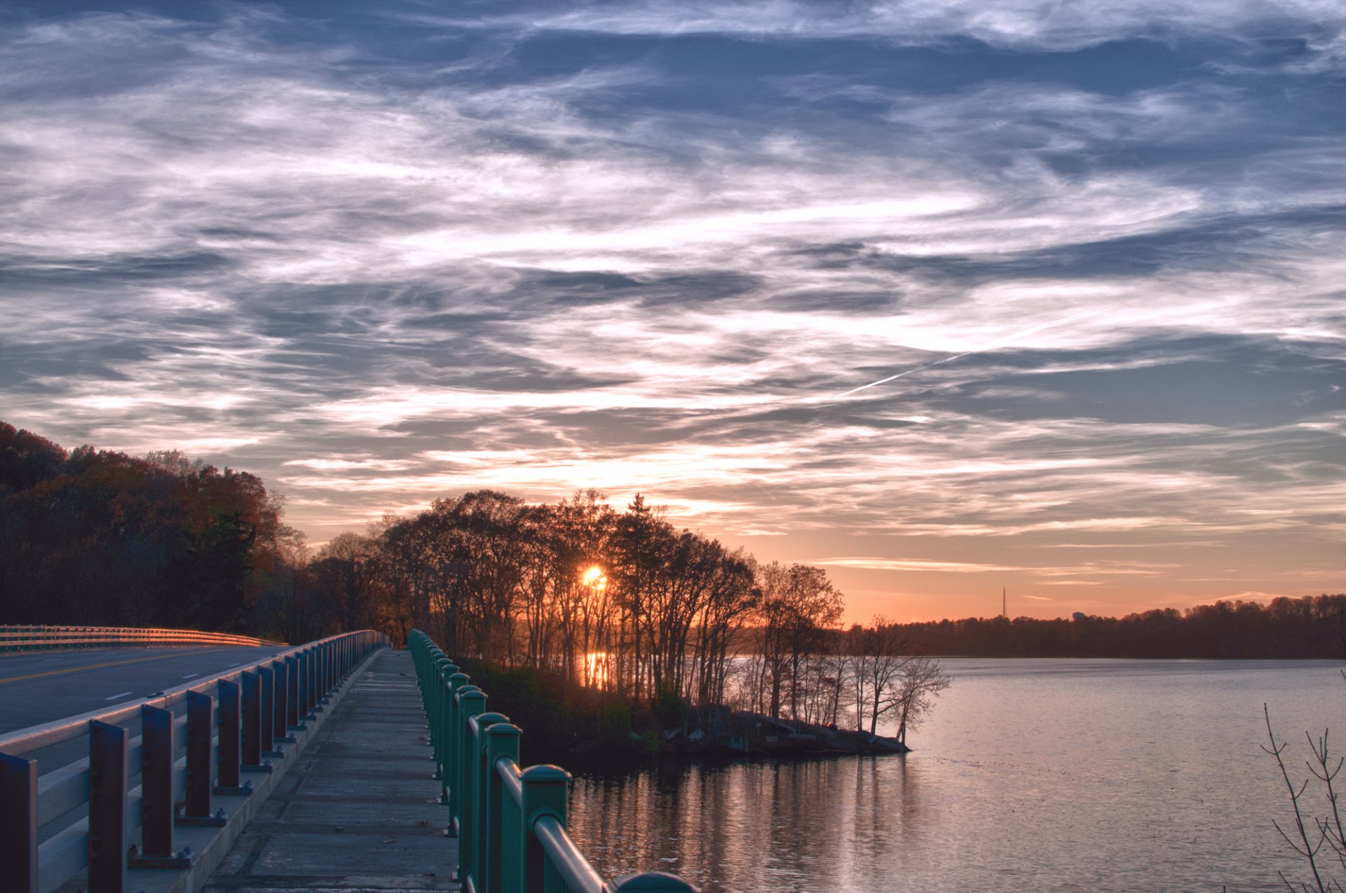 abend sonnenuntergang sonne himmel wolken bäume ufer fluss brücke straße strecke wald