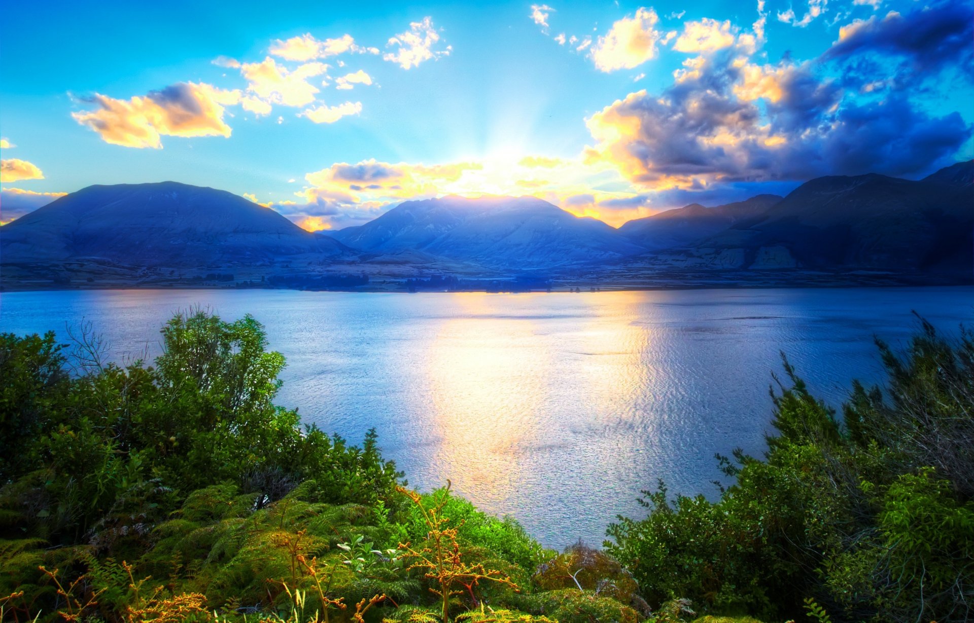 natura acqua lago montagne cielo nuvole sole verde piante erba bello