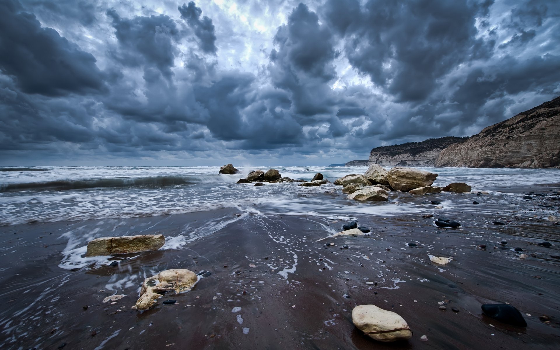 natura krajobraz ocean woda fale brzeg skały skały niebo chmury skały 2560x1600