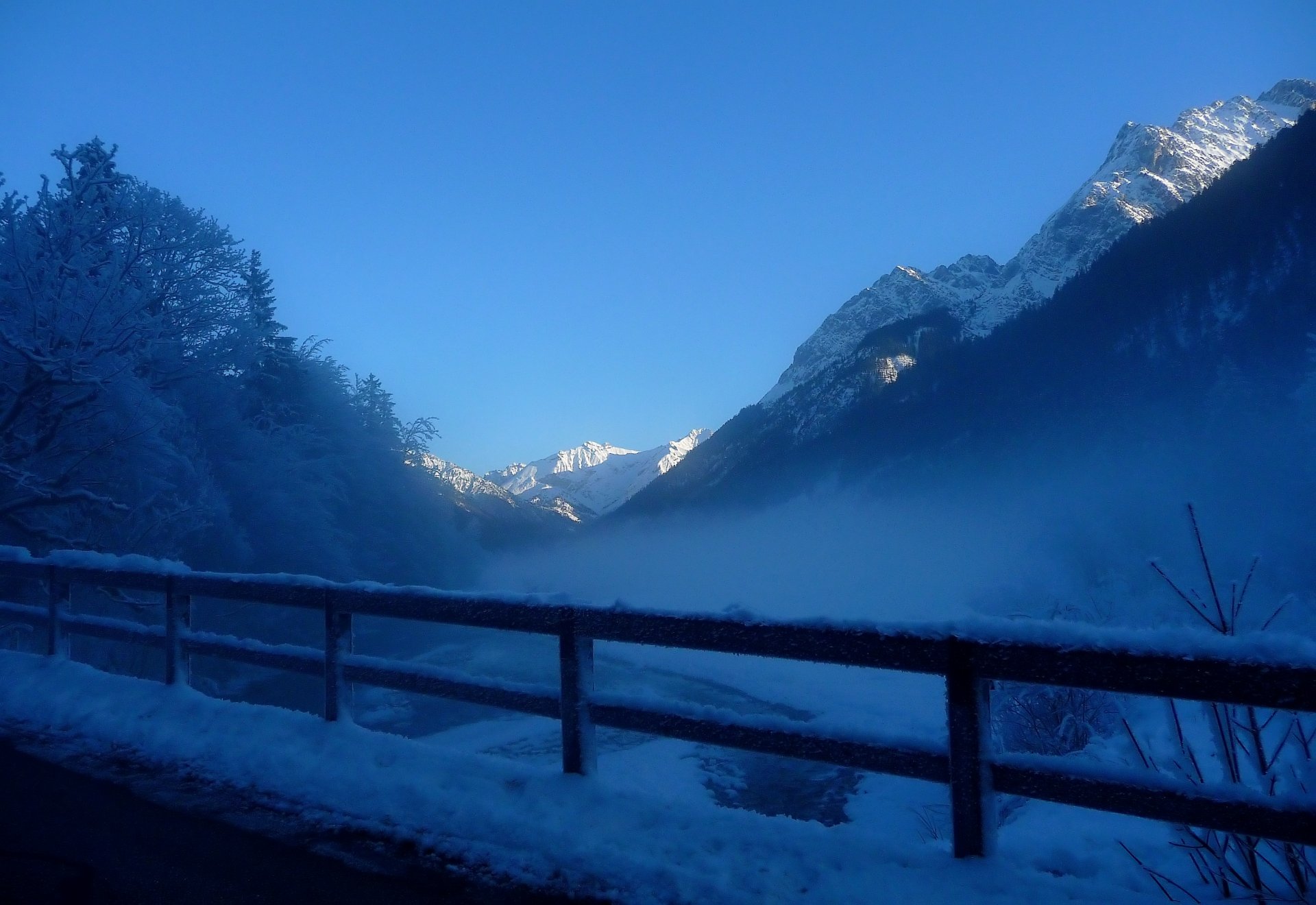 invierno nieve escarcha neblina niebla montañas árboles cerca barandilla