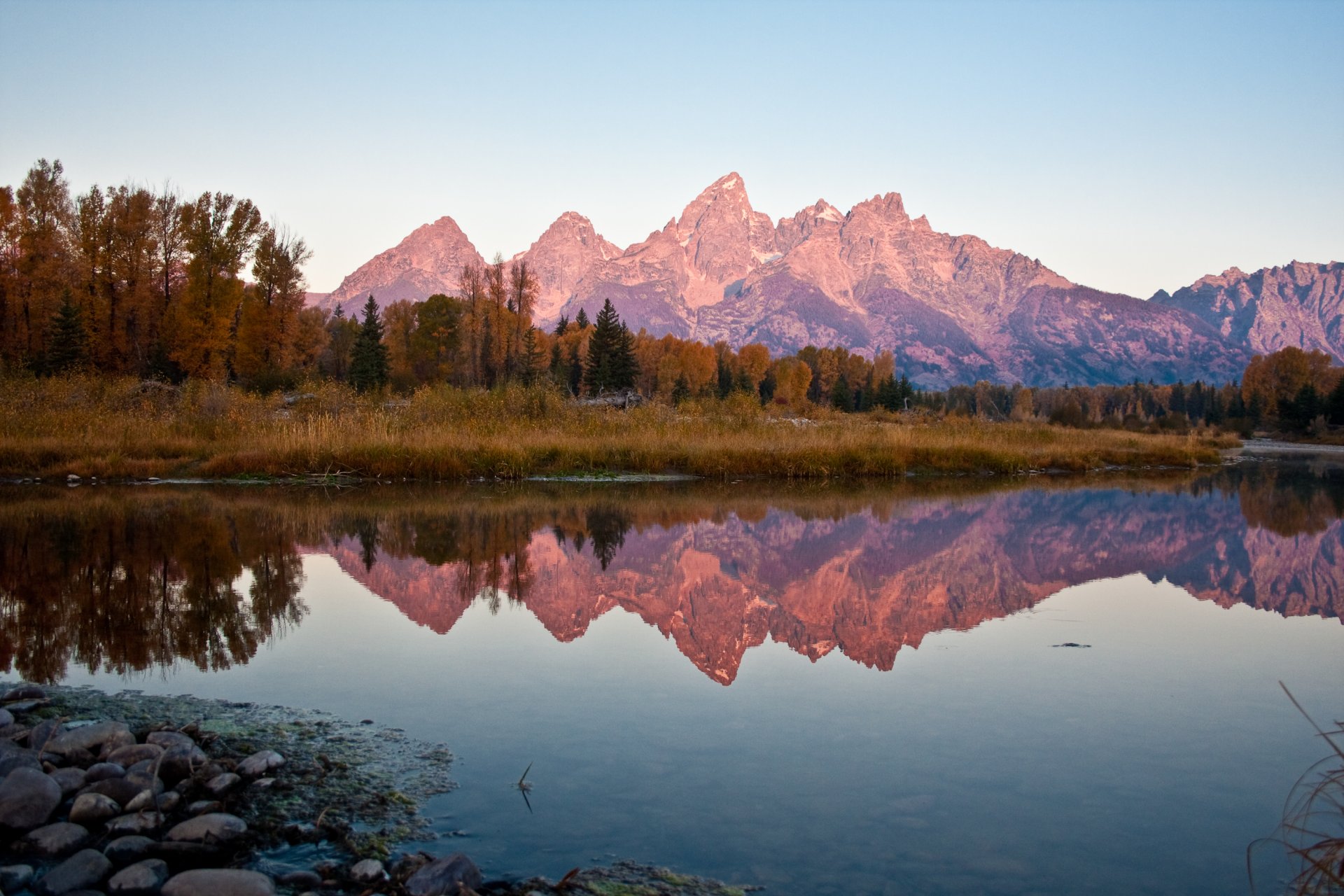 herbst abend berge wald bäume teich reflexion wolkenlos blau himmel